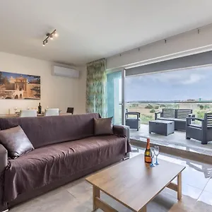 3 Bedroom - Walking Distance From Airport Appartamento Gudja